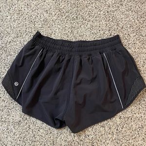 Lululemon Hotty Hot Shorts 2.5 inches